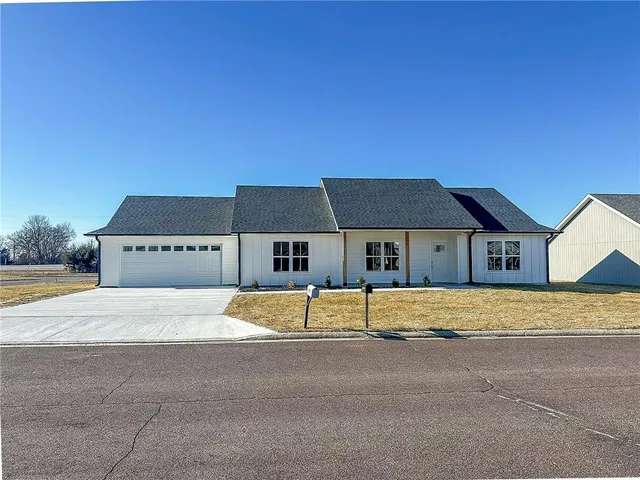 $289,500 | 711 Ivey Lane, Sedalia, MO 65301