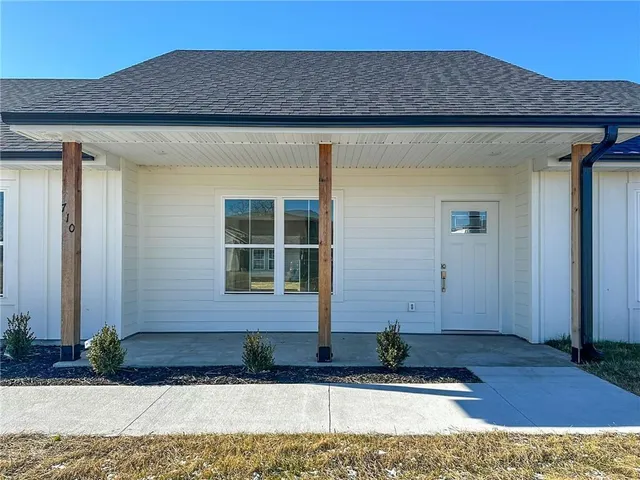 $289,500 | 711 Ivey Lane, Sedalia, MO 65301