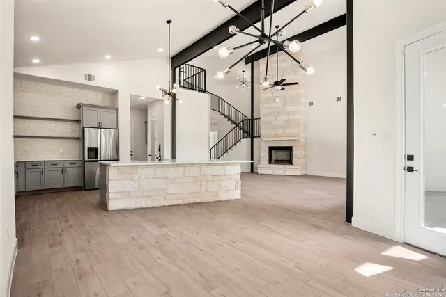 a view of entryway and kitchen