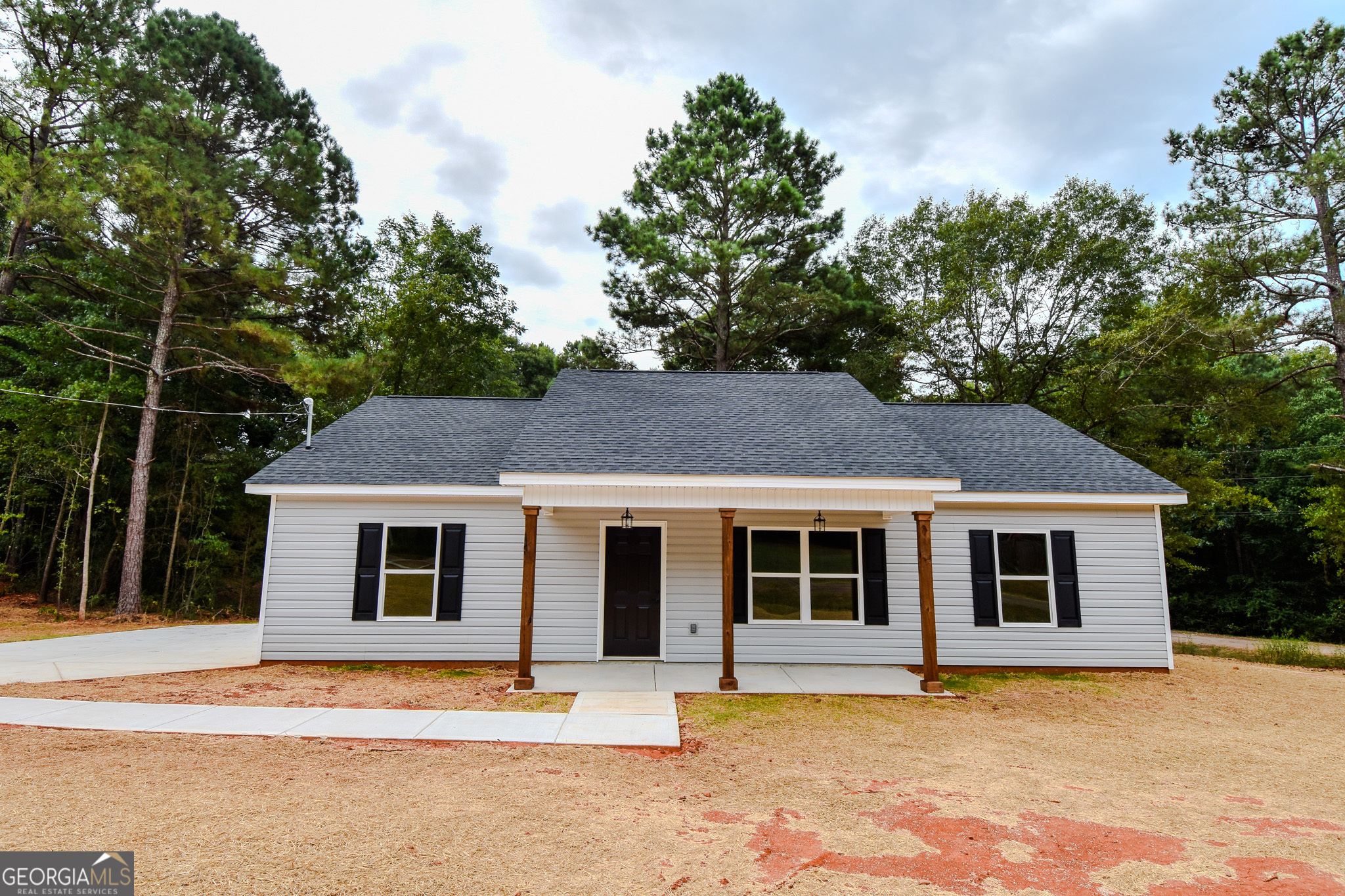 101 Alexandria Way Thomaston, GA 30286 - Photo 2 of 39 a front view of a house with a garden