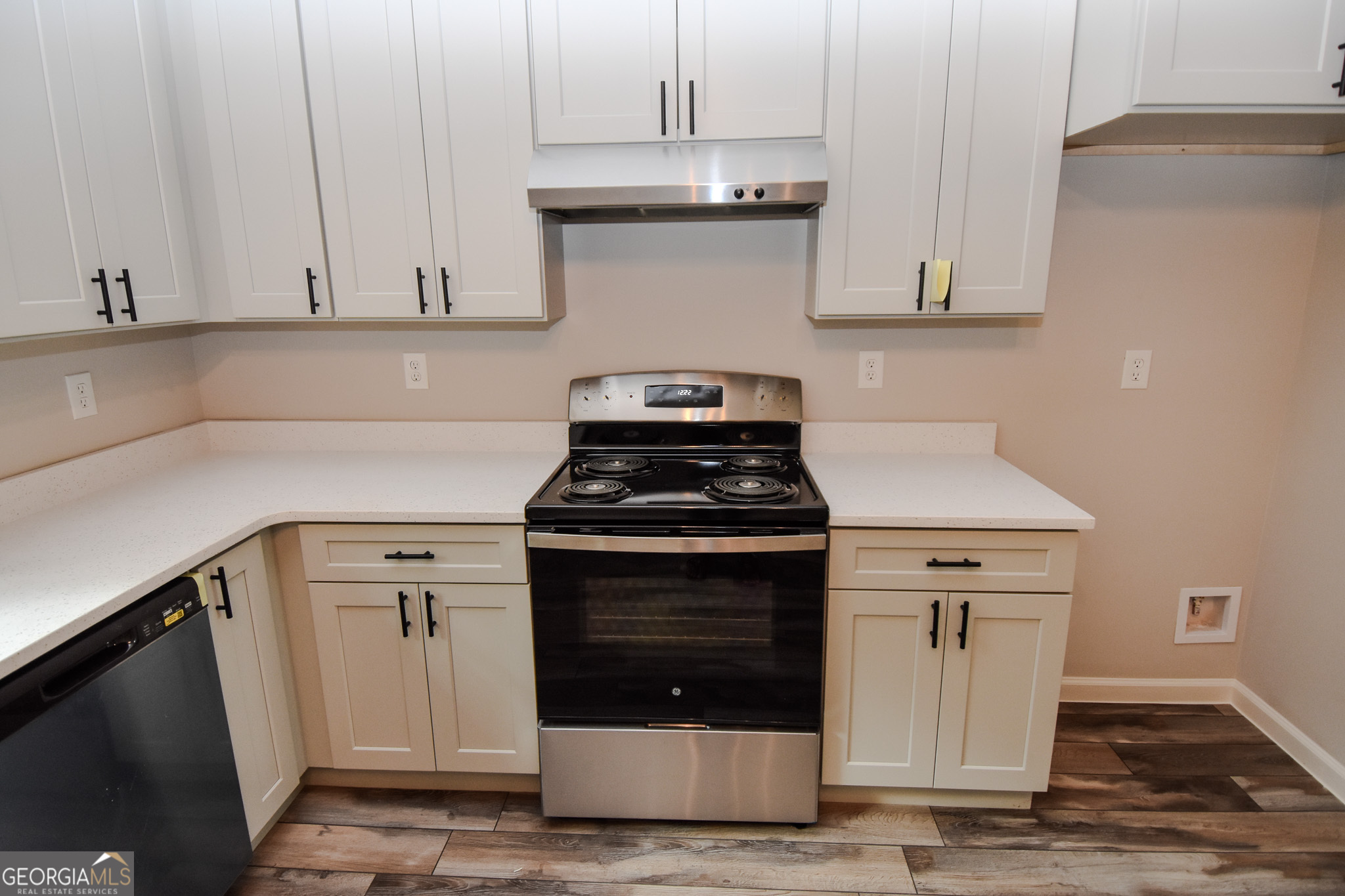 101 Alexandria Way Thomaston, GA 30286 - Photo 10 of 39 a stove top oven sitting inside of a kitchen