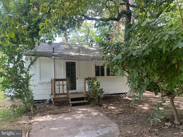 $1,800 | 1 Punte Lane, Essex, MD 21221