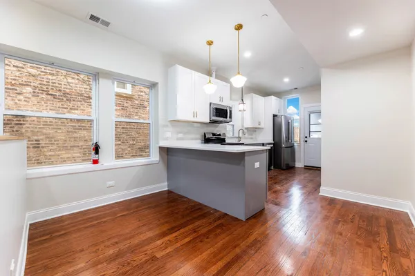 $3,750 | 18 South Austin Boulevard, Unit 1, Oak Park, IL 60304