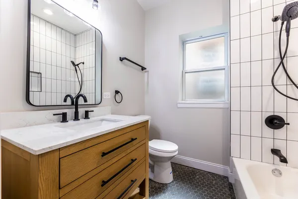 $3,750 | 18 South Austin Boulevard, Unit 1, Oak Park, IL 60304