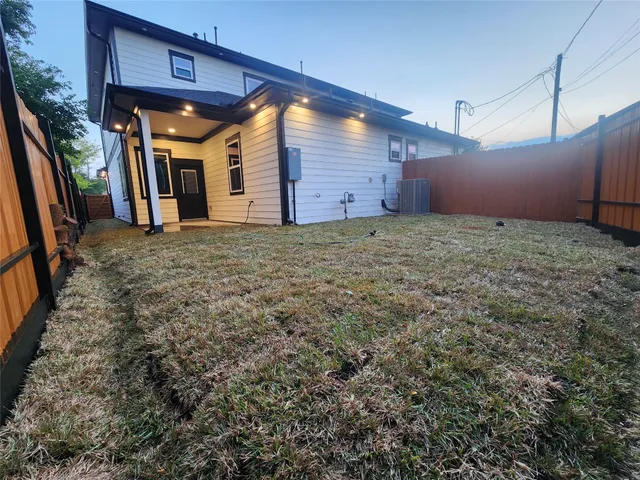 a view of a big room with closet