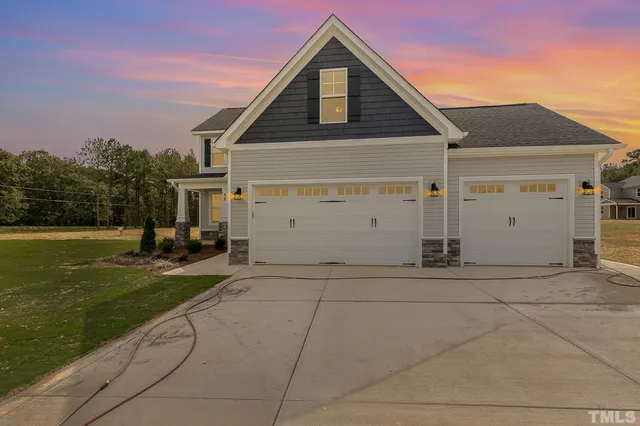 a view of a house with backyard