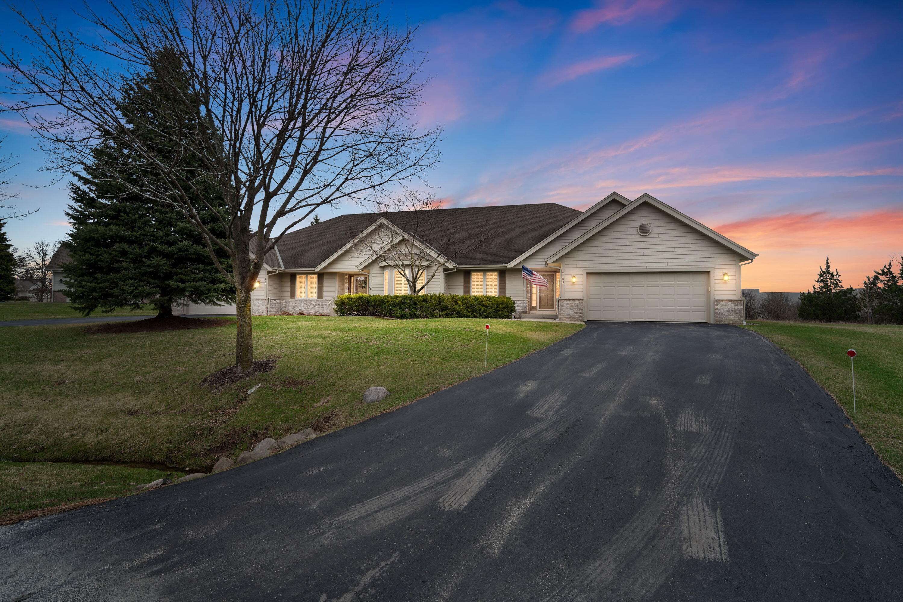 7103 West Mequon Trail Mequon, WI 53092 - Photo 11 of 17 Dusk front photo