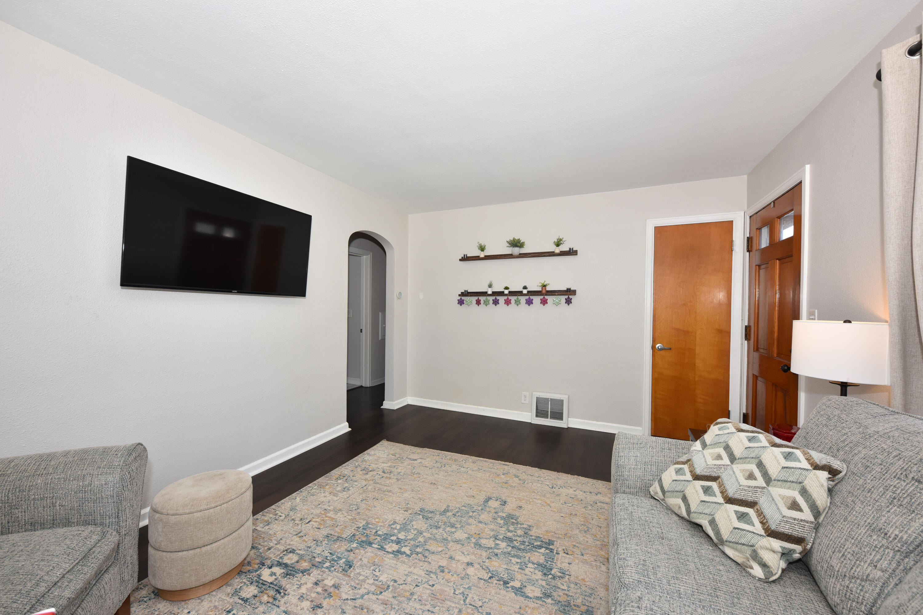 3341 North 88th Street Milwaukee, WI 53222 - Photo 4 of 37 Another view of Living Room