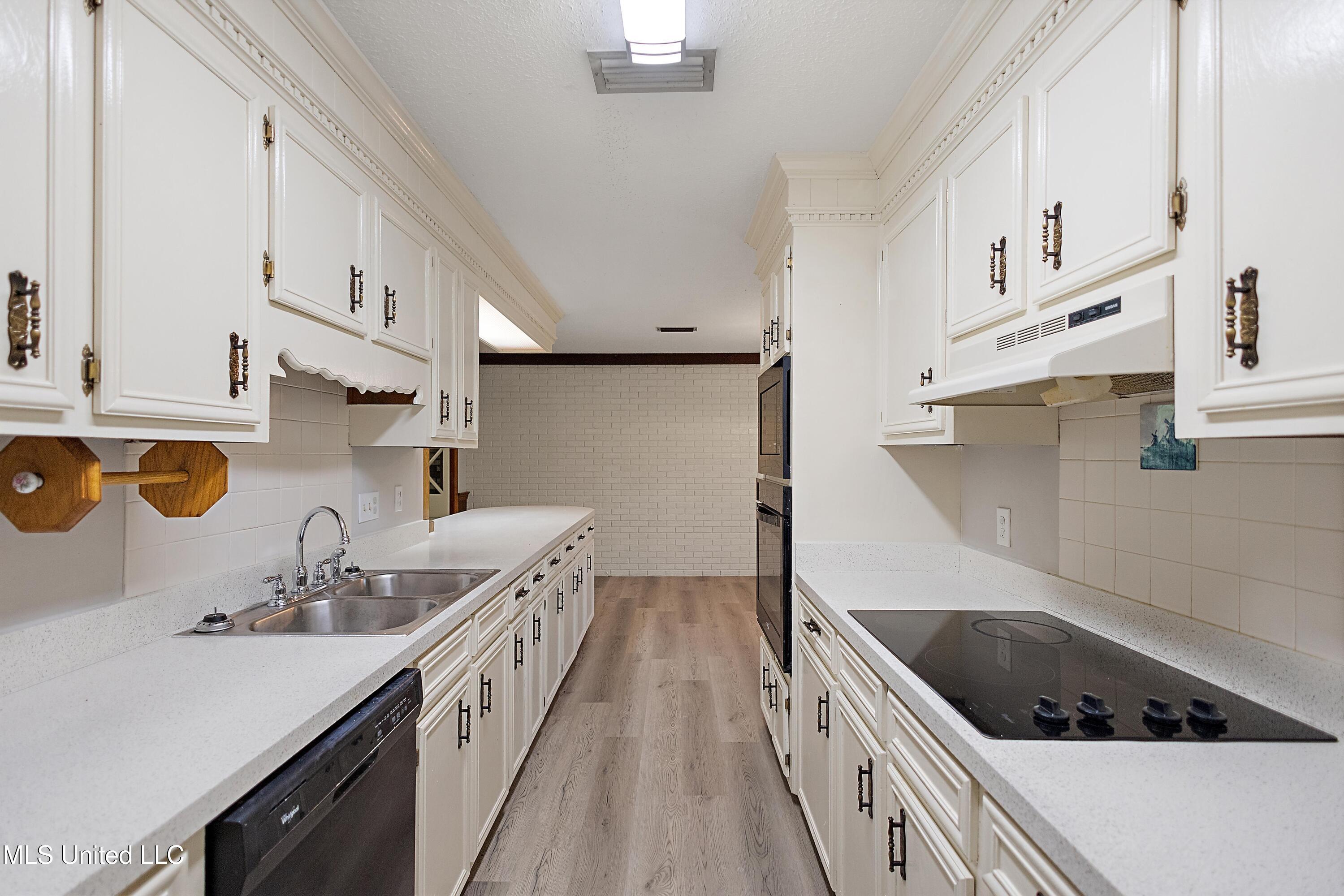 406 Springwood Circle Terry, MS 39170 - Photo 7 of 22 IMG_1684