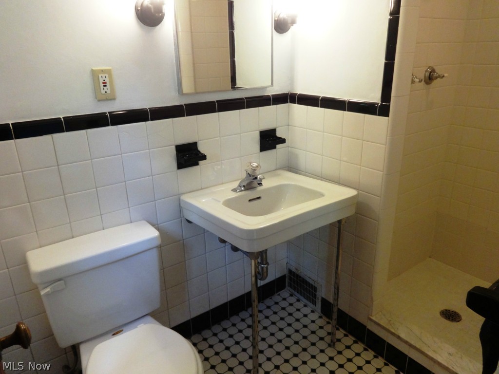 5003 Farnhurst Road Cleveland, OH 44124 - Photo 12 of 17 Upstairs full bath