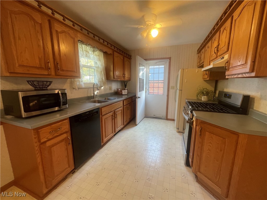 3707 River Road Vienna, WV 26105 - Photo 9 of 35 Kitchen with stainless steel appliances, sink, and ceiling fan
