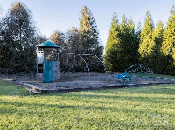 a view of a house with backyard