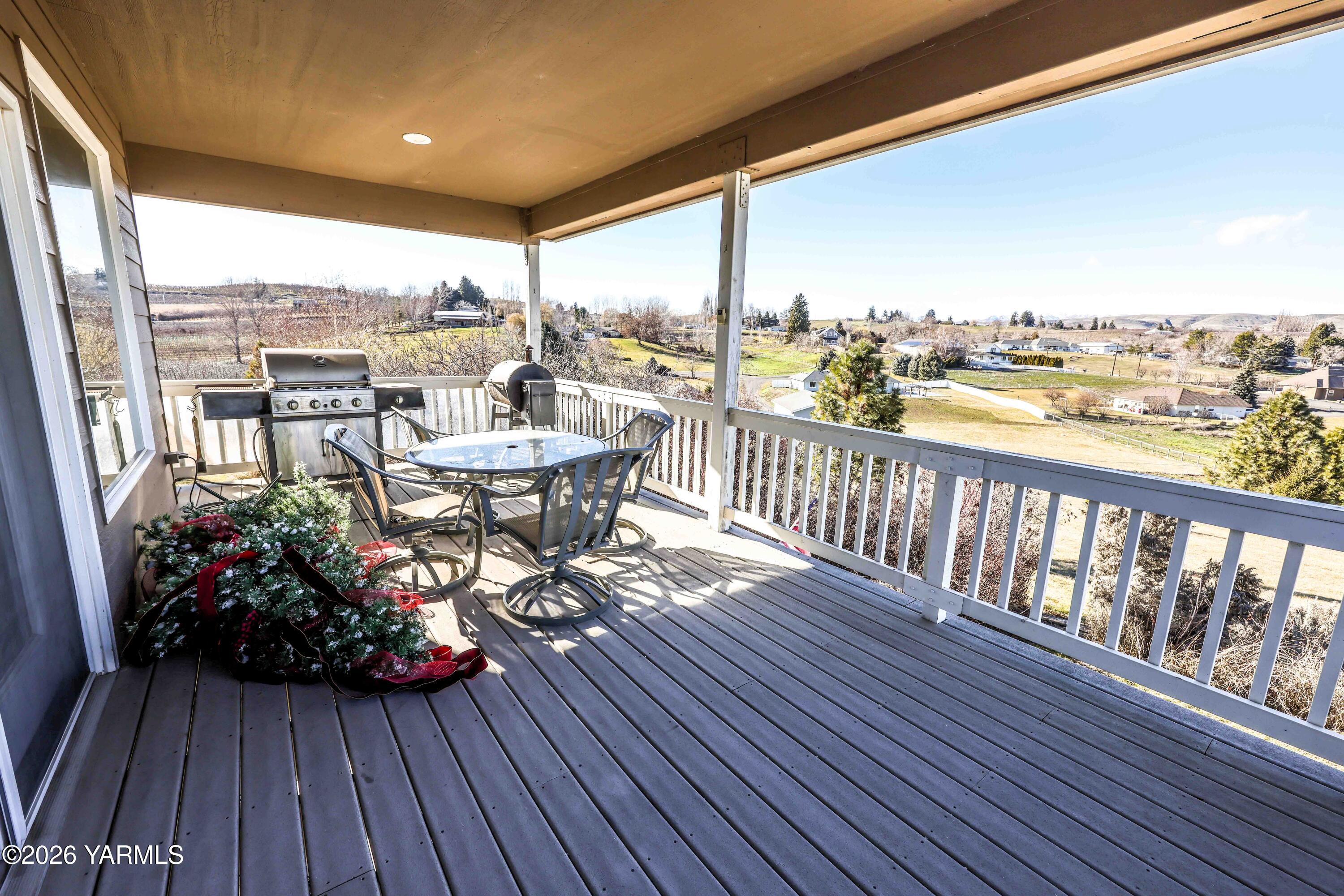 224 Heysman Road Selah, WA 98942 - Photo 15 of 28 an outdoor view from a balcony