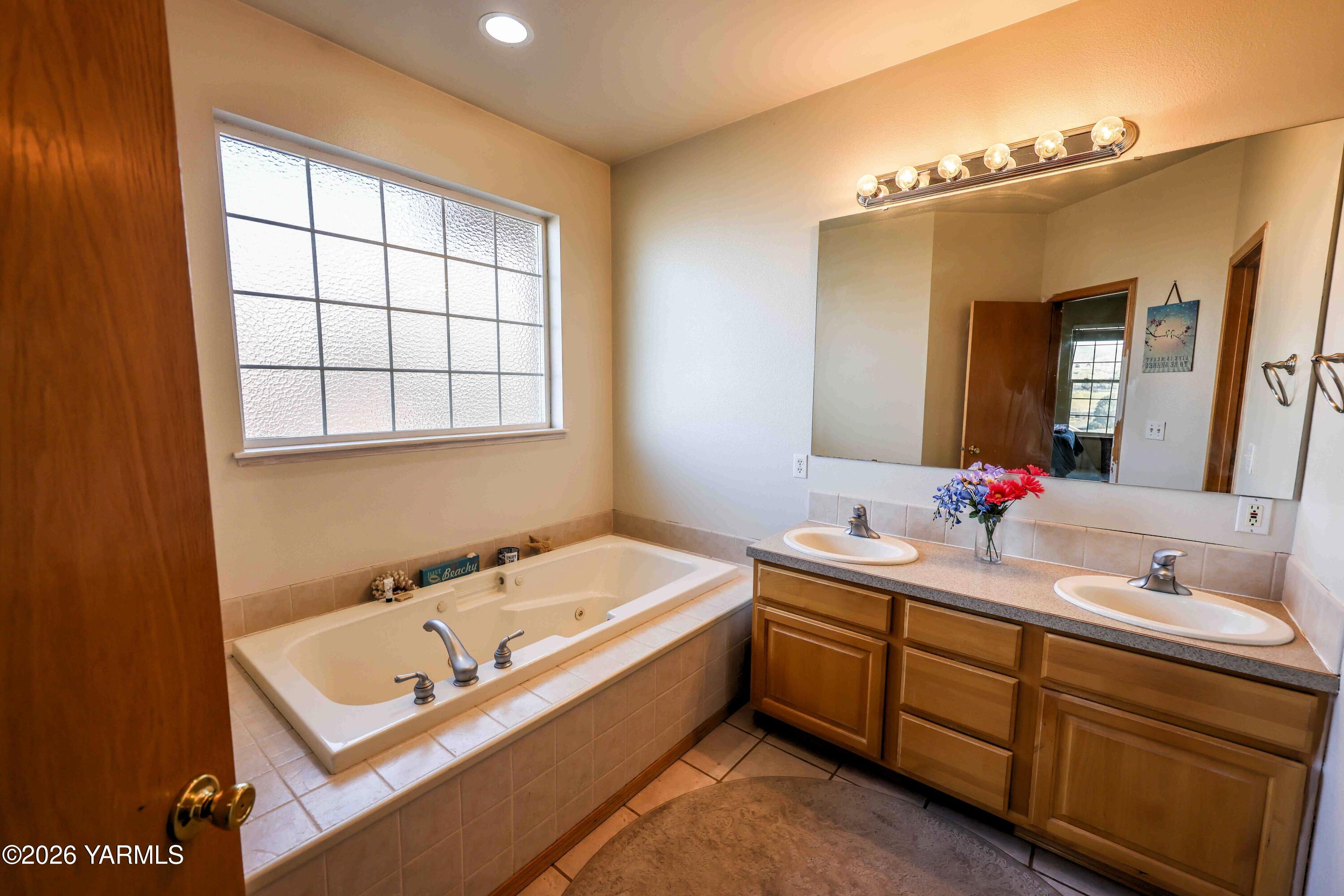 224 Heysman Road Selah, WA 98942 - Photo 18 of 28 a bathroom with a tub sink and mirror