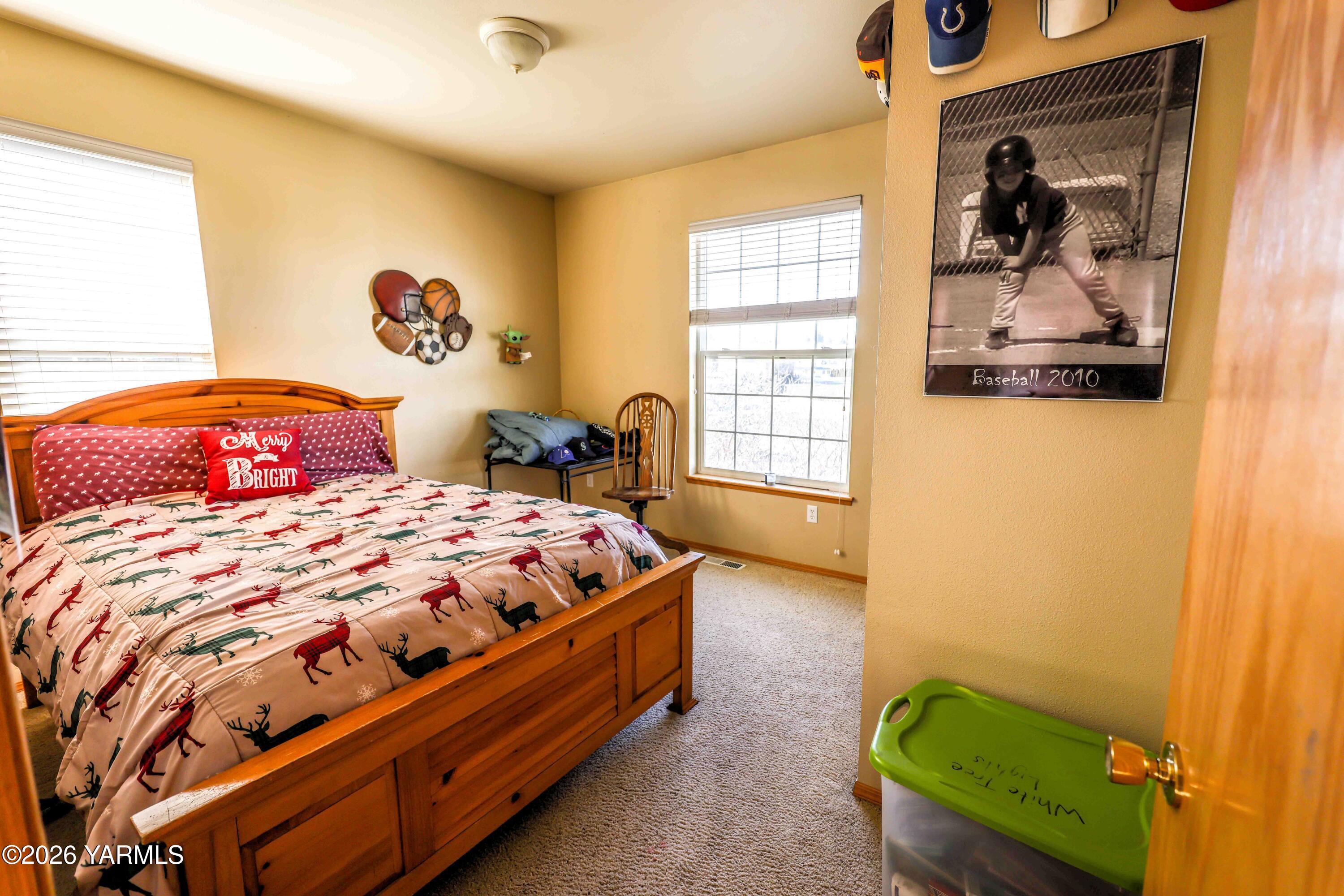 224 Heysman Road Selah, WA 98942 - Photo 23 of 28 a bedroom with a bed and a window