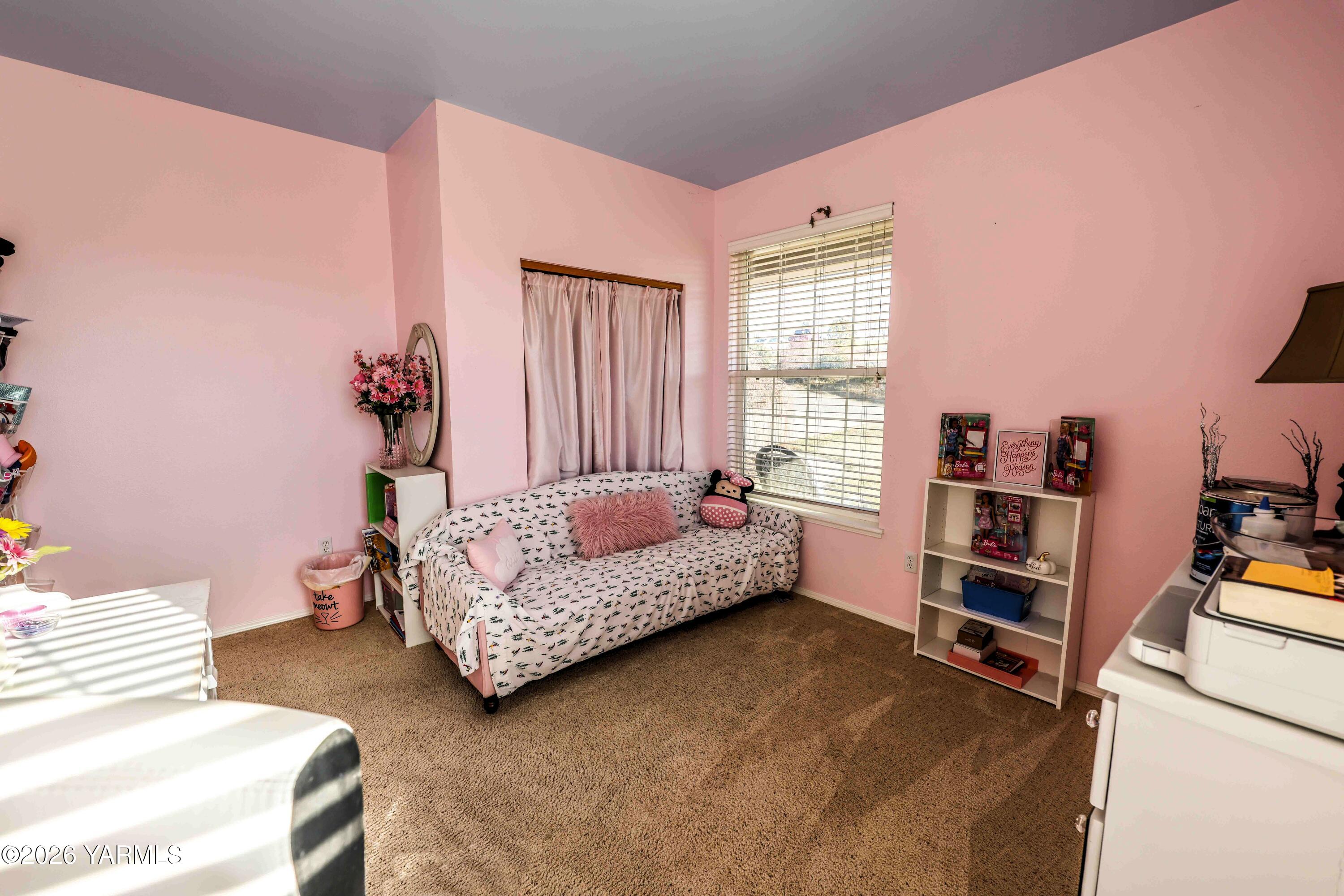 224 Heysman Road Selah, WA 98942 - Photo 25 of 28 a bedroom with a bed and a book shelf