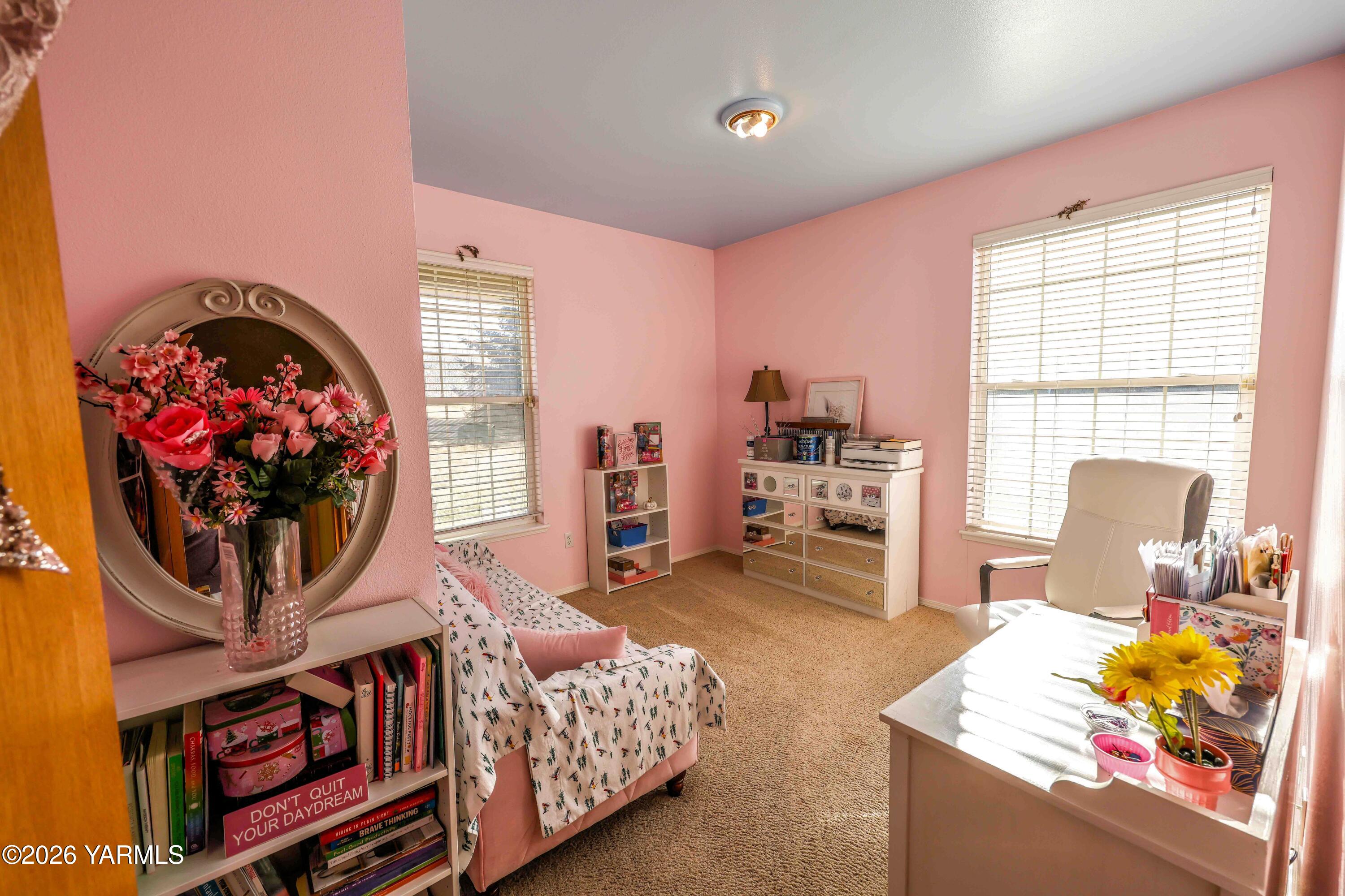 224 Heysman Road Selah, WA 98942 - Photo 26 of 28 a bedroom with furniture and a flat screen tv