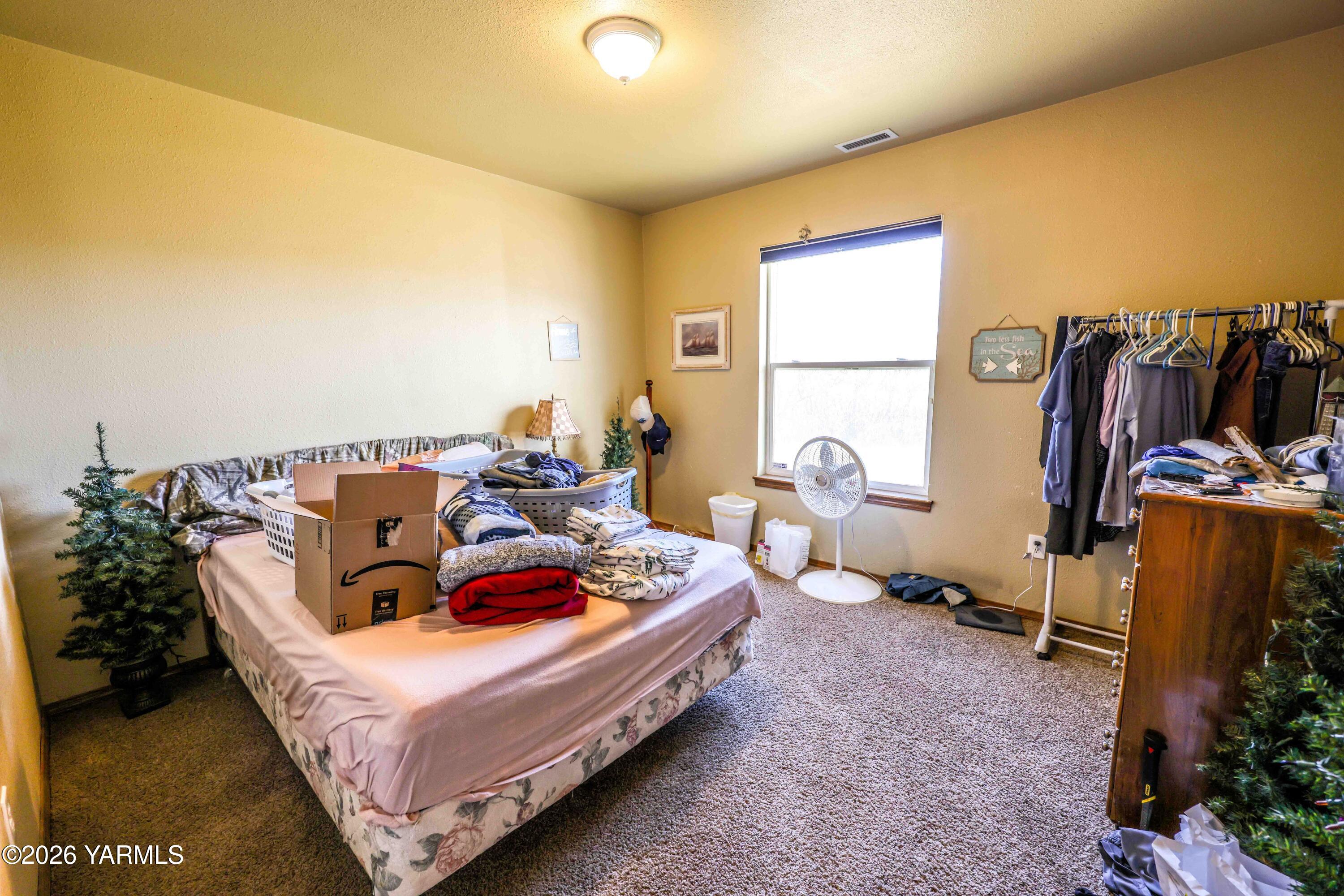 224 Heysman Road Selah, WA 98942 - Photo 28 of 28 a living room with furniture gym equipment and a flat screen tv