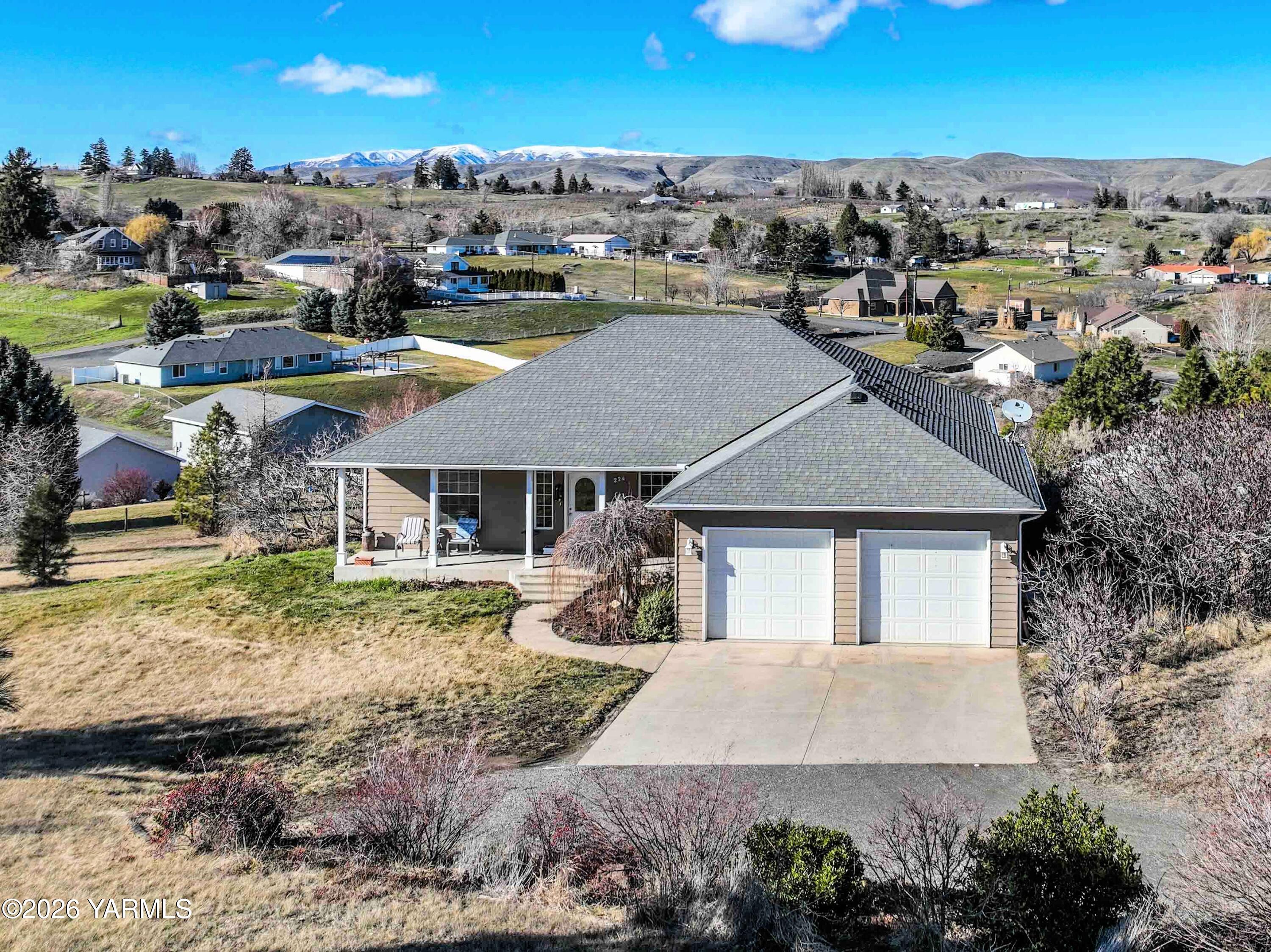 224 Heysman Road Selah, WA 98942 - Photo 5 of 28 an aerial view of a house with a yard