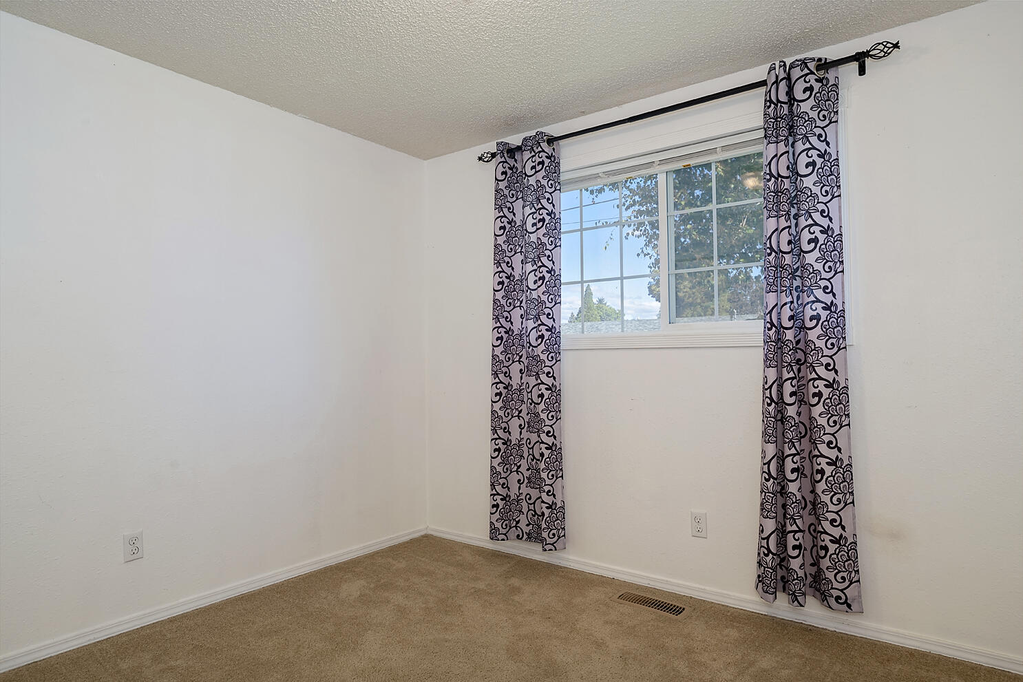 108 Vincent Avenue Central Point, OR 97502 - Photo 9 of 20 Bedroom 2