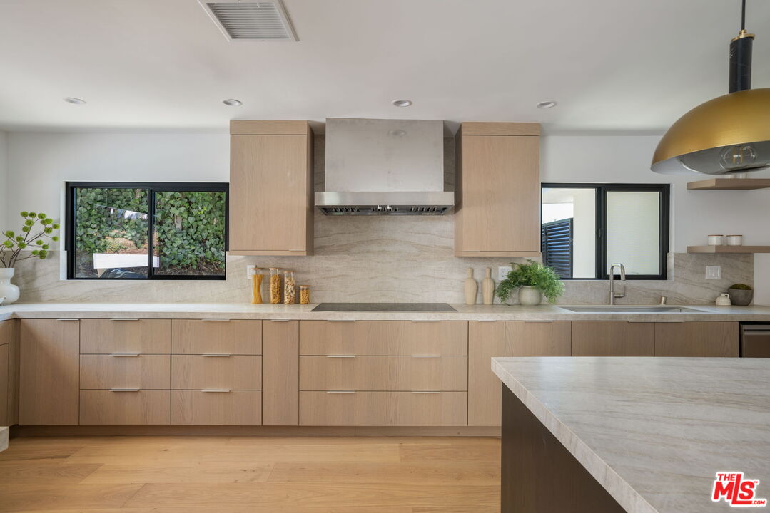 13535 Bayliss Road Los Angeles, CA 90049 - Photo 11 of 40 Gallery Image 11