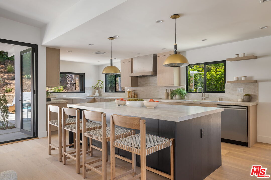 13535 Bayliss Road Los Angeles, CA 90049 - Photo 12 of 40 Gallery Image 12