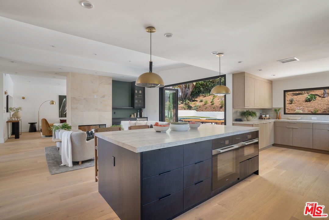 13535 Bayliss Road Los Angeles, CA 90049 - Photo 13 of 40 Gallery Image 13