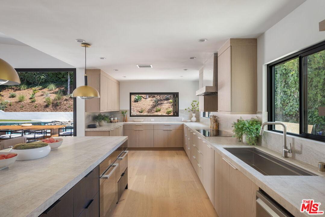13535 Bayliss Road Los Angeles, CA 90049 - Photo 14 of 40 Gallery Image 14