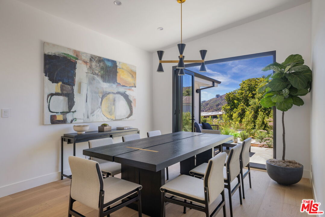 13535 Bayliss Road Los Angeles, CA 90049 - Photo 16 of 40 Gallery Image 16