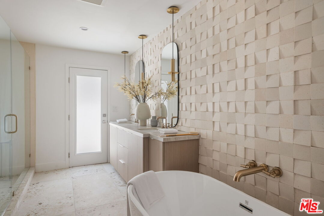 13535 Bayliss Road Los Angeles, CA 90049 - Photo 22 of 40 Gallery Image 22