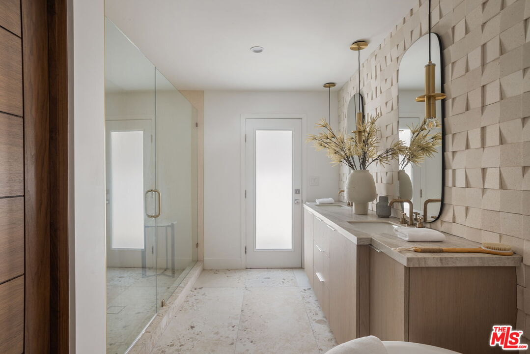 13535 Bayliss Road Los Angeles, CA 90049 - Photo 24 of 40 Gallery Image 24