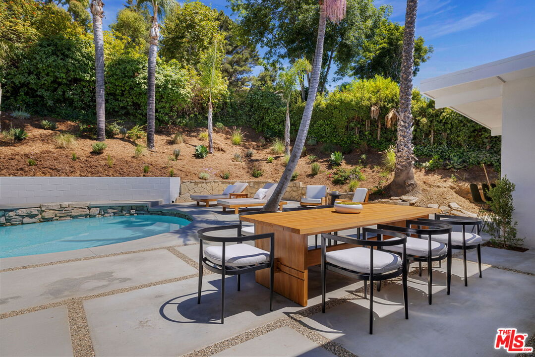 13535 Bayliss Road Los Angeles, CA 90049 - Photo 37 of 40 Gallery Image 37