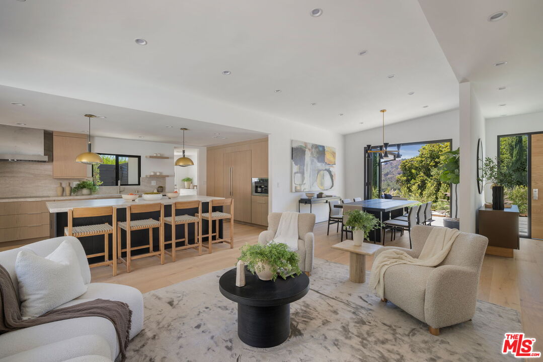 13535 Bayliss Road Los Angeles, CA 90049 - Photo 4 of 40 Gallery Image 4
