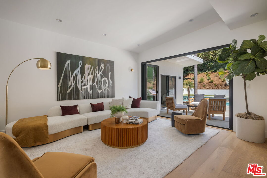 13535 Bayliss Road Los Angeles, CA 90049 - Photo 9 of 40 Gallery Image 9