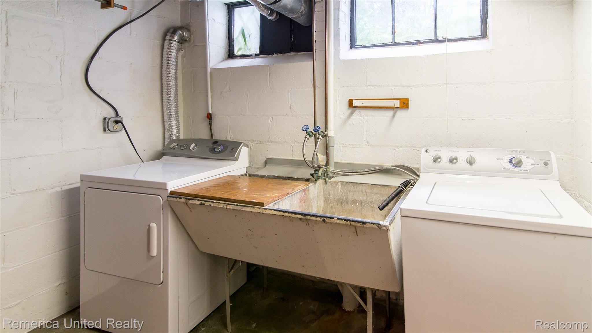 2095 West Commerce Road Milford, MI 48380 - Photo 38 of 61 Laundry.jpg