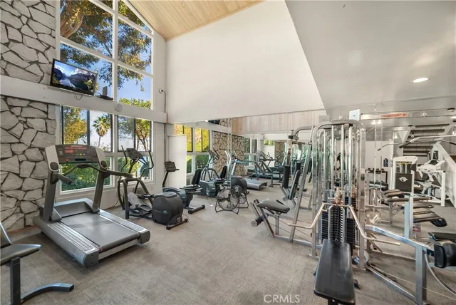 a view of entryway with a garden