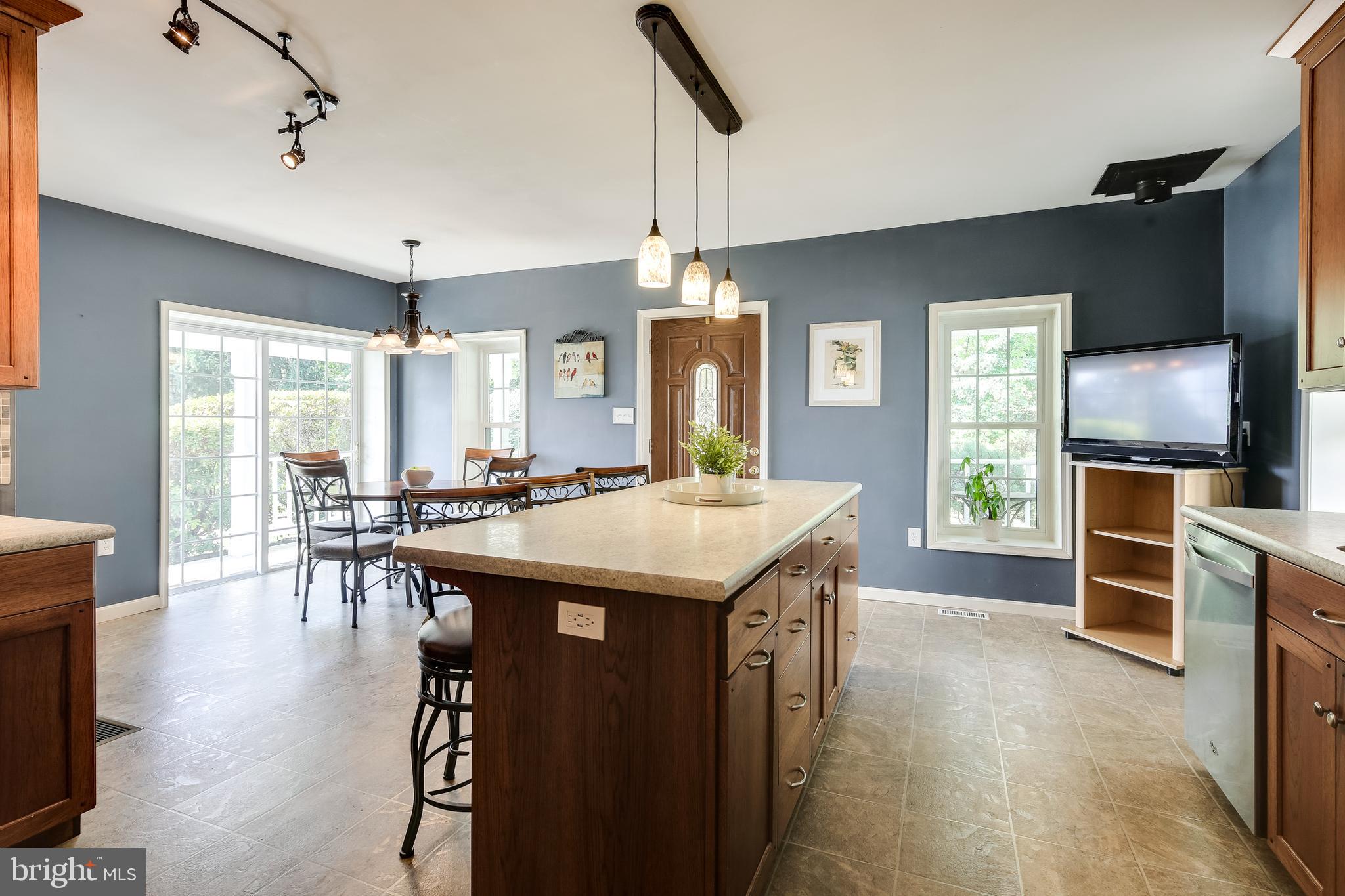 21613 Mt Lena Road Boonsboro, MD 21713 - Photo 11 of 39 Custom oversized 7' eat-in kitchen island.
