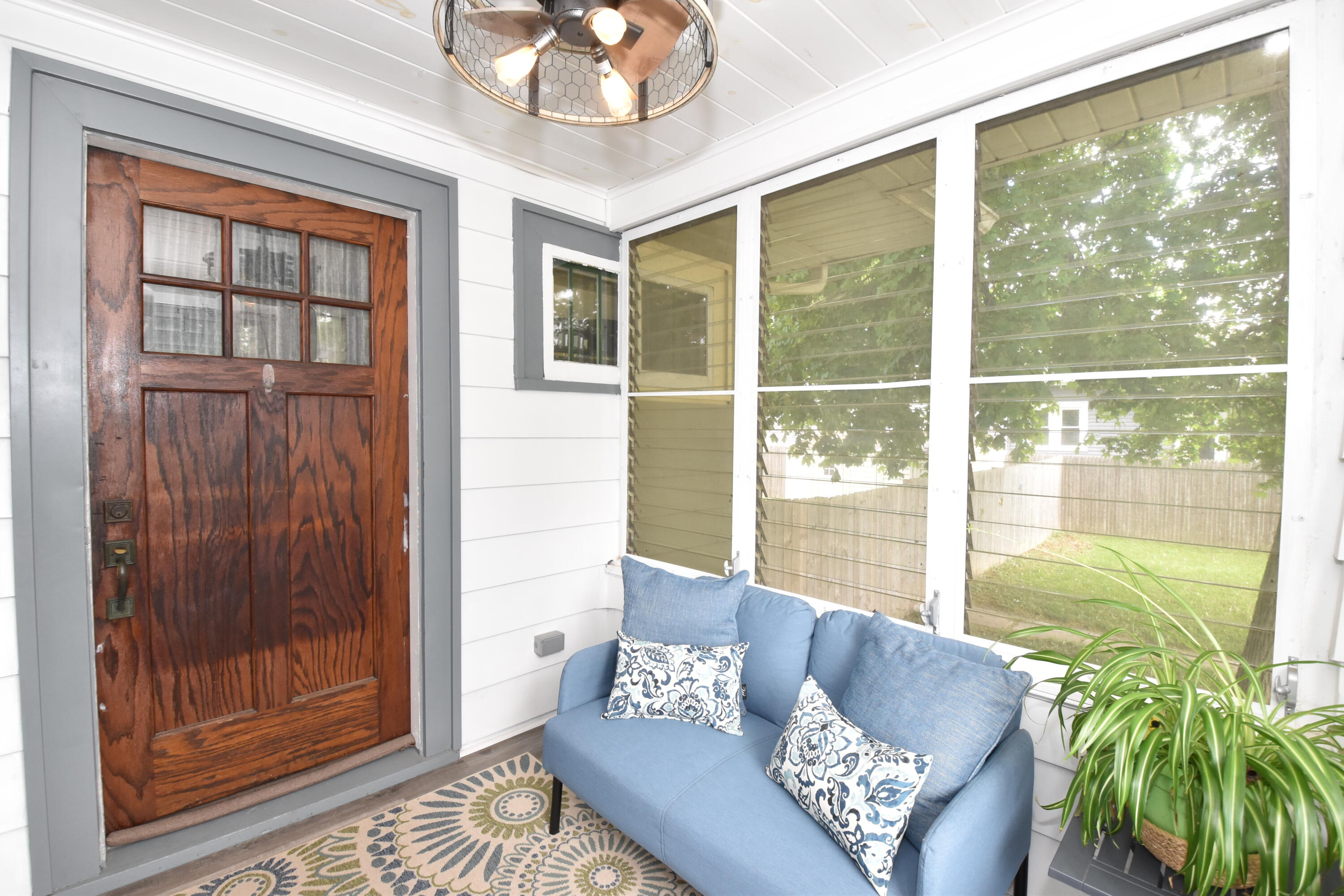 1224 West Lawn Avenue Racine, WI 53405 - Photo 5 of 46 Front Porch