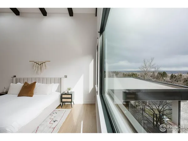 a view of a lake with houses in outdoor space