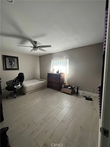 a view of a livingroom with furniture and a ceiling fan