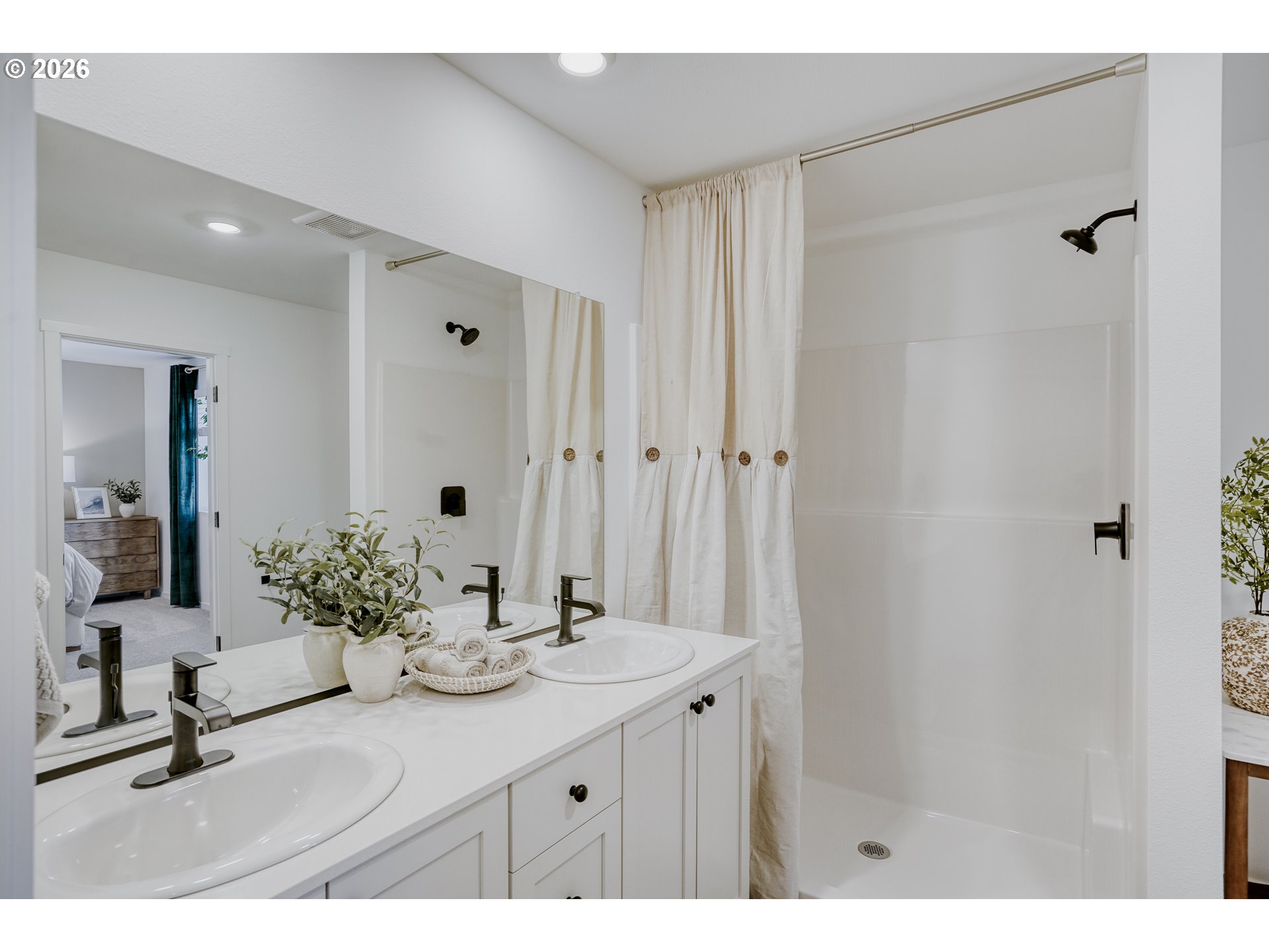 531 Spring Street Woodburn, OR 97071 - Photo 15 of 23 Bathroom, Attached