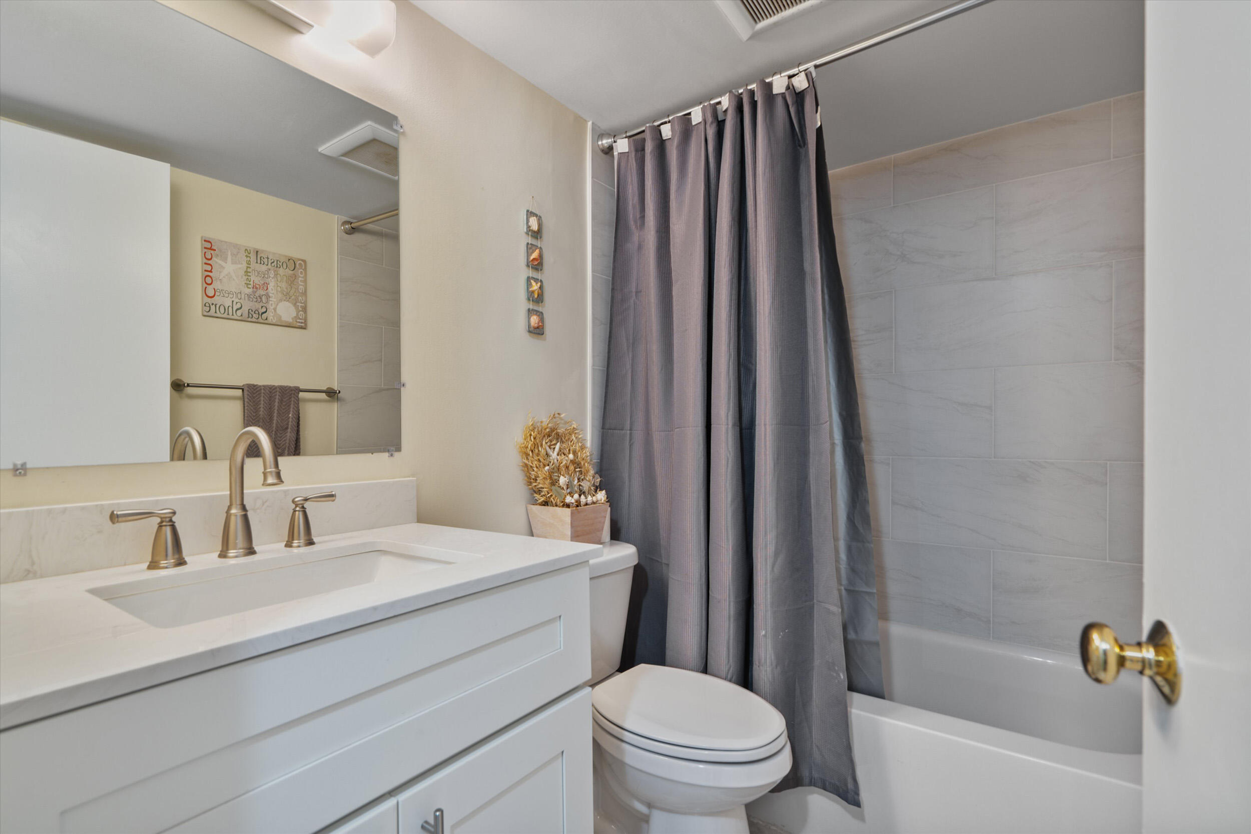 150 Pineview Road, Unit K3 Jupiter, FL 33469 - Photo 14 of 20 Guest Bathroom