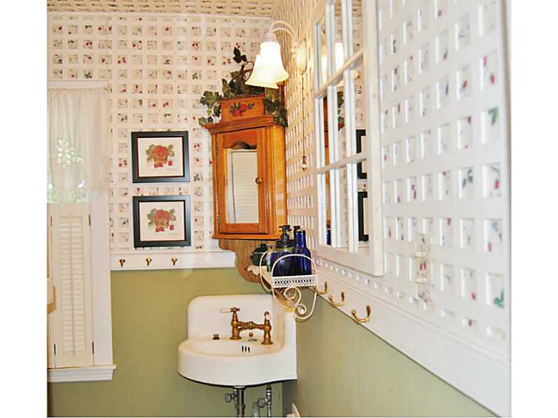 6 Sunset Road Bristol, RI 02809 - Photo 17 of 22 Bathroom.