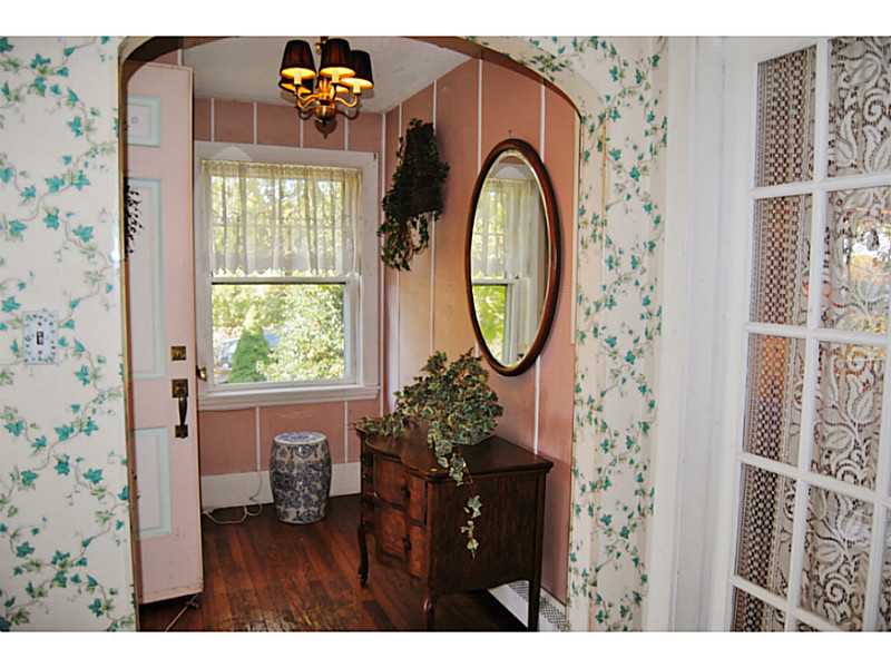 6 Sunset Road Bristol, RI 02809 - Photo 4 of 22 Entry.