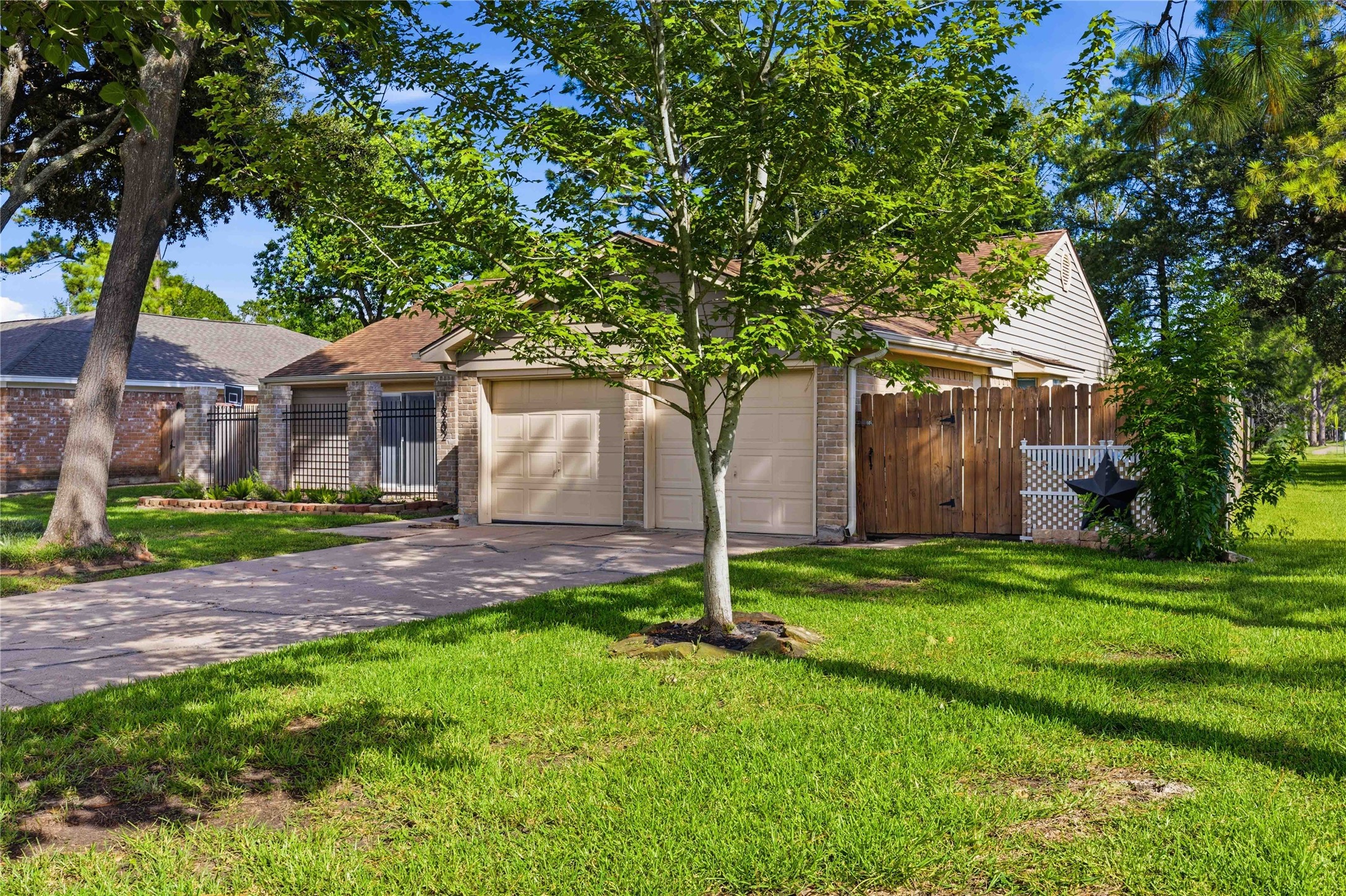 16202 Mill Point Drive Houston, TX 77059 - Photo 2 of 34