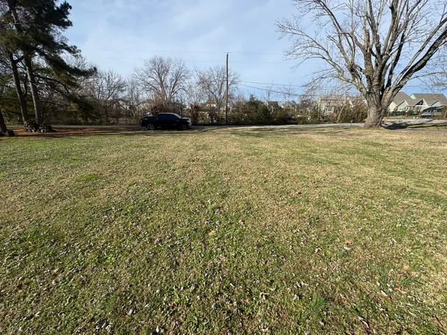 a view of a yard with a house