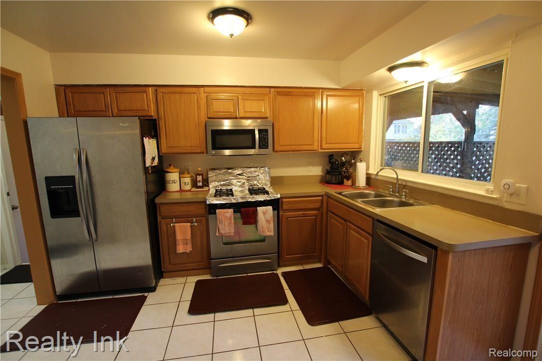 43145 Applewood Road Canton, MI 48188 - Photo 2 of 5 Applewood 004.JPG