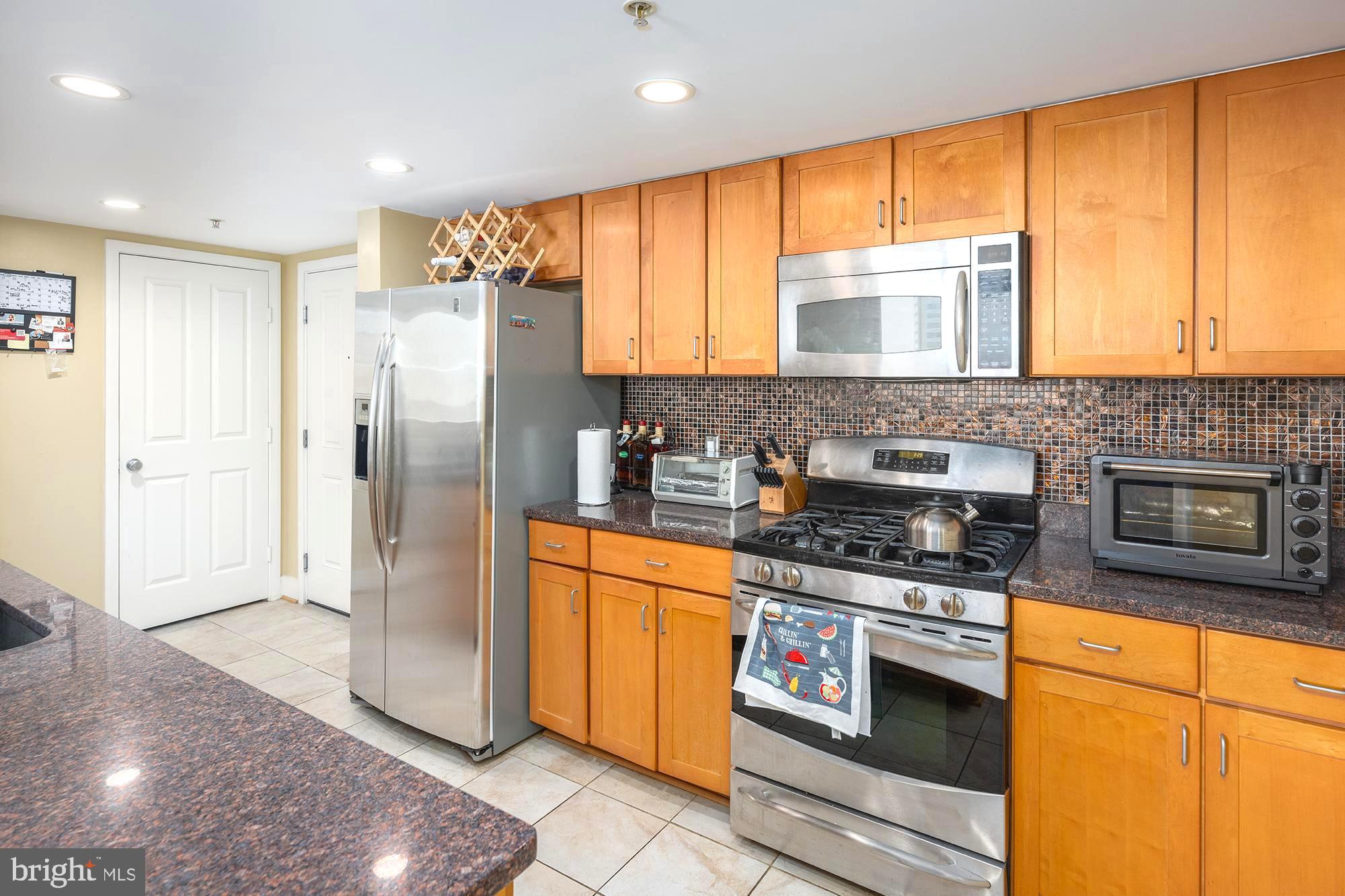 414 Water Street, Unit 2315 Baltimore, MD 21202 - Photo 11 of 31 Spacious kitchen