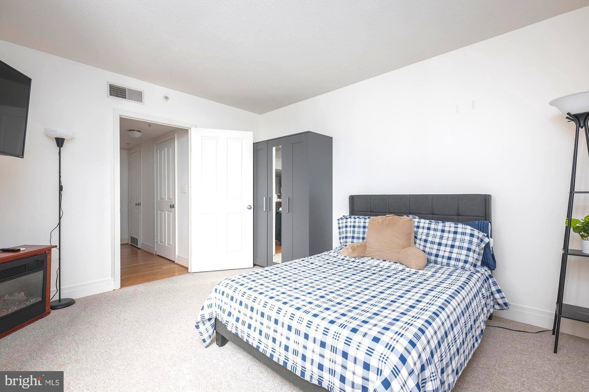 414 Water Street, Unit 2315 Baltimore, MD 21202 - Photo 15 of 31 Second bedroom also w/ walk in closet w/ built-ins