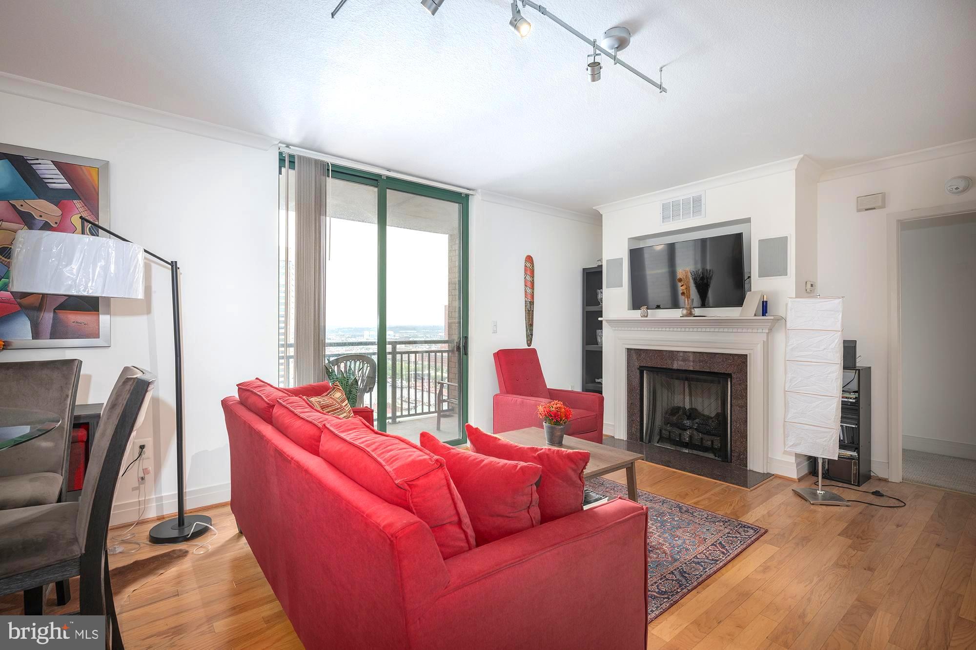 414 Water Street, Unit 2315 Baltimore, MD 21202 - Photo 5 of 31 Bright open living room